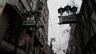 趣のある小さなお店が軒を連ねています