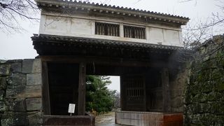 規模は小さいですが、石垣に守られて堅固な感じ