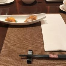 小皿で出てきます。