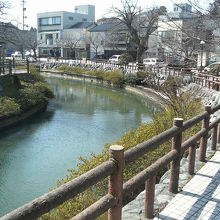 のどかな川沿いの散歩道です