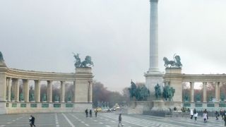 駐車場のような広場にある神殿