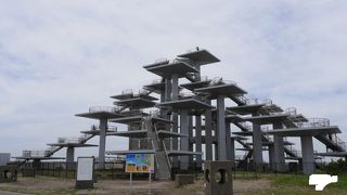 芸術的な展望塔からは東京湾をはじめ３６０度のパノラマが広がる。