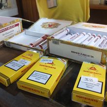 Taberna del Galeonで。葉巻を選ぶ。