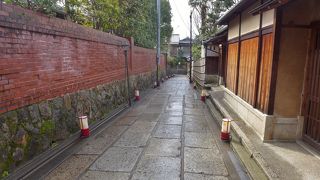 静かな路地に風情があります