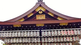 奉納提灯がたくさん下がっています