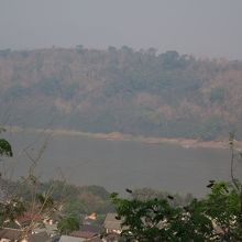 頂上からメコン川の方を見る