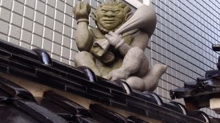 風変わりな風神と雷神