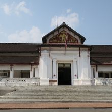 立派な旧王宮の建物