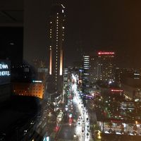１３階ELV前からの眺望、左の建物はホテル日航金沢