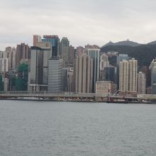 ヴィクトリア・ハーバーの向こう、香港島・銅&#39264;灣