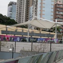 尖沙咀東プロムナード・テラスとの間の歩道橋から公園を撮影
