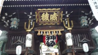 楼門の下から見上げると「干支恵方盤」があります！