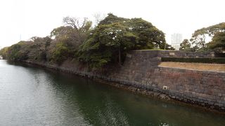 江戸時代の大名庭園ではありますが、造りは堀、石垣、土塁で守られた城です。