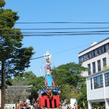 神社の正面　ここから山車が次々と出て来ます