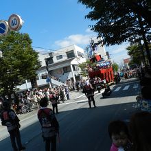 “辻回し”中の山車