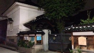 白いなまこ壁の蔵