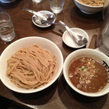 太麺と濃厚スープが抜群に合う