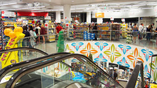 お土産探しなら！ワイキキ中心部にあるドラッグストア！