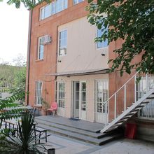 宿「JR’s House」の門扉から入った所