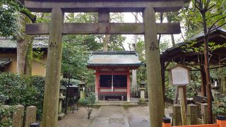 本殿の北側、舞踏・謡曲の神様です