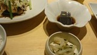 オシャレで清潔感ある店でランチ