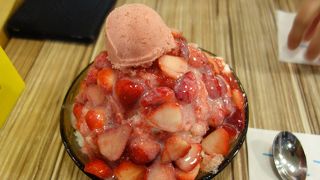 アイス・モンスター。本店の味はやっぱり違う。これならもっと食べられる。