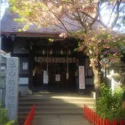 住宅に溶け込んだ神社