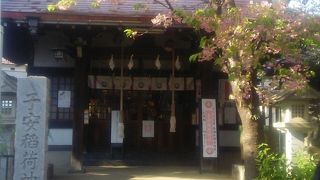 住宅に溶け込んだ神社