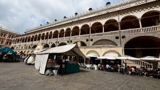 見ごたえある宮殿　近くにあるCaffe Antilleが安くておいしかった