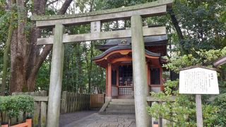 西楼門を入った正面にあります