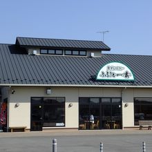 このお店も美味しそうだった。アイスはこの建物。