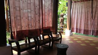 通りから少し入ったところにあります