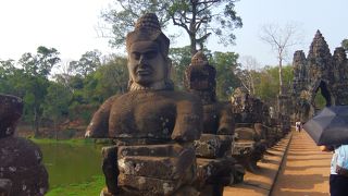 ユネスコの活動が行われています　バイオン寺院外回廊の彫刻修復プロジェクト
