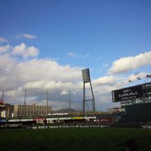 青い空。地元愛の赤。