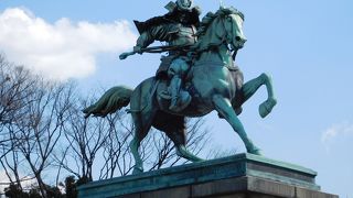 躍動感のある銅像