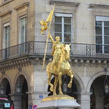 ジャンヌダルク像とピラミッド広場 