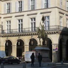 ジャンヌダルク像とピラミッド広場 