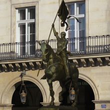 ジャンヌダルク像とピラミッド広場 