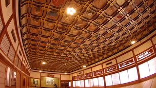 見事な天井絵の大広間
