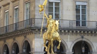 黄金色に輝く像・・・