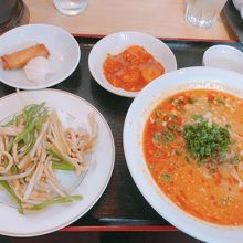選べる麺と御飯のセット。1,200円