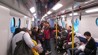 キャラクターのブロンズ像が飾られていました