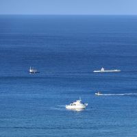 ラナイから見た「タグ・ボートに引かれるアトランティス潜水艦」