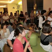 ワイン・レセプションでワインを飲みながら談笑する宿泊者達