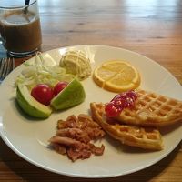 朝食です。左手前の細切りチャーシューみたいなものが美味