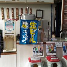店内には飲食コーナーあり　生ビール300円