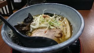 焦がしラードの薫りが香ばしいラーメン