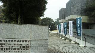 本館近くのモダンな建物