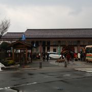 温泉が目の前の駅。温泉まで歩いていけるのが魅力。