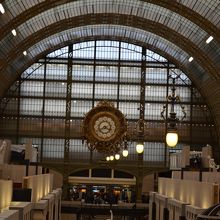 かつてホームと線路があった中央通路